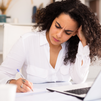 Empresária regularizando empresa na ANVISA sozinha