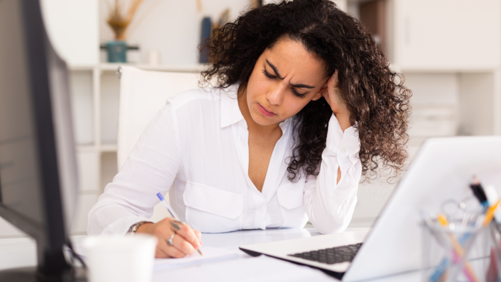 Empresária regularizando empresa na ANVISA sozinha