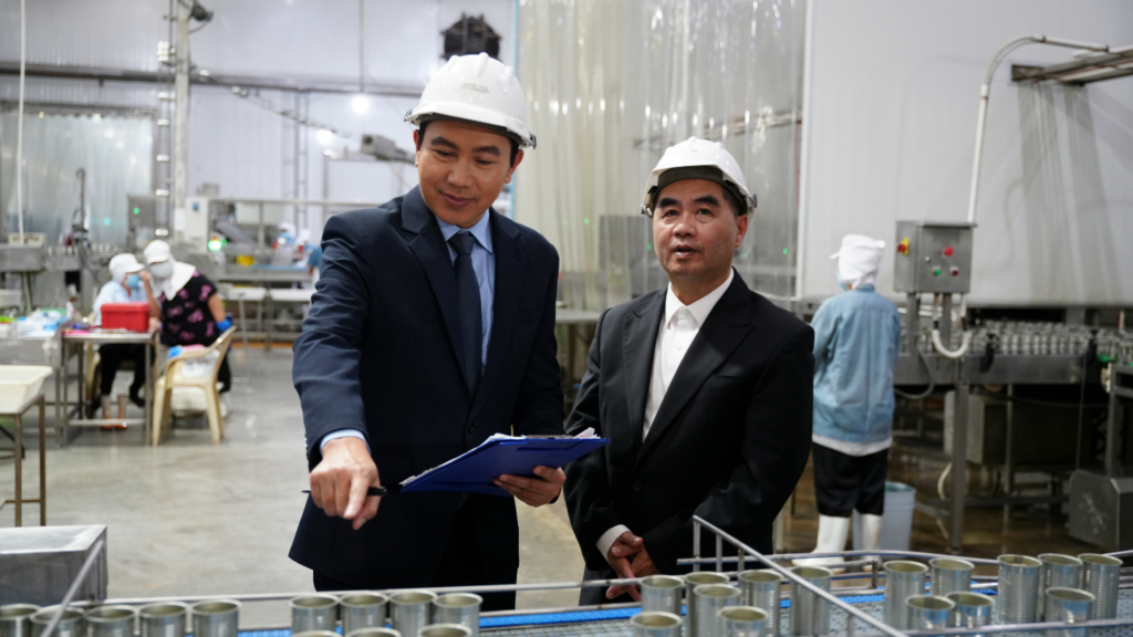 Empresário com pessoa terceirizada para controle da gestão de qualidade