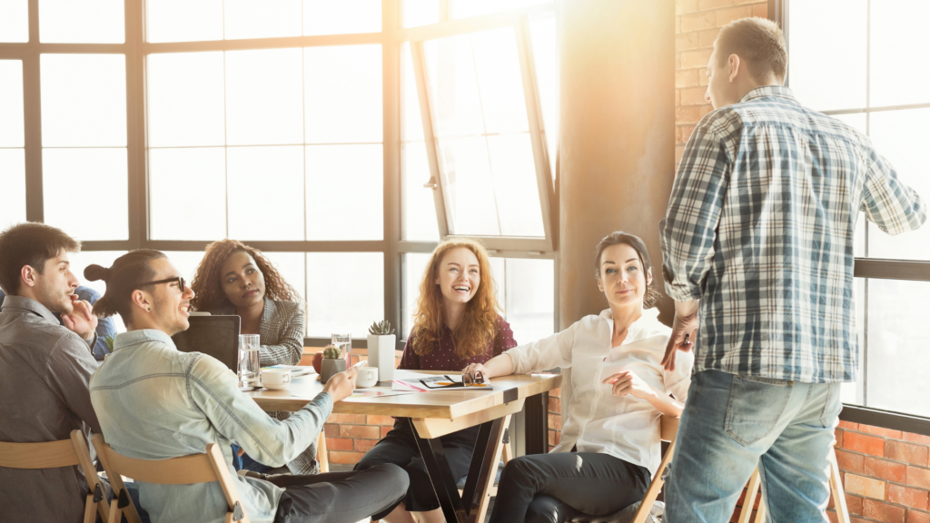 pessoas em dinâmica da semana da qualidade da empresa
