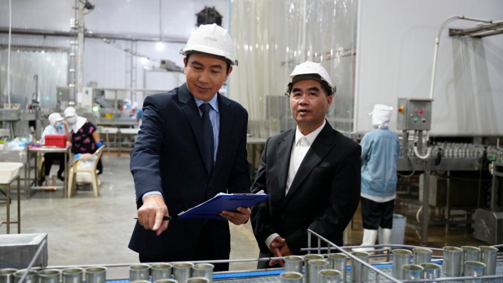 Empresário com pessoa terceirizada para controle da gestão de qualidade